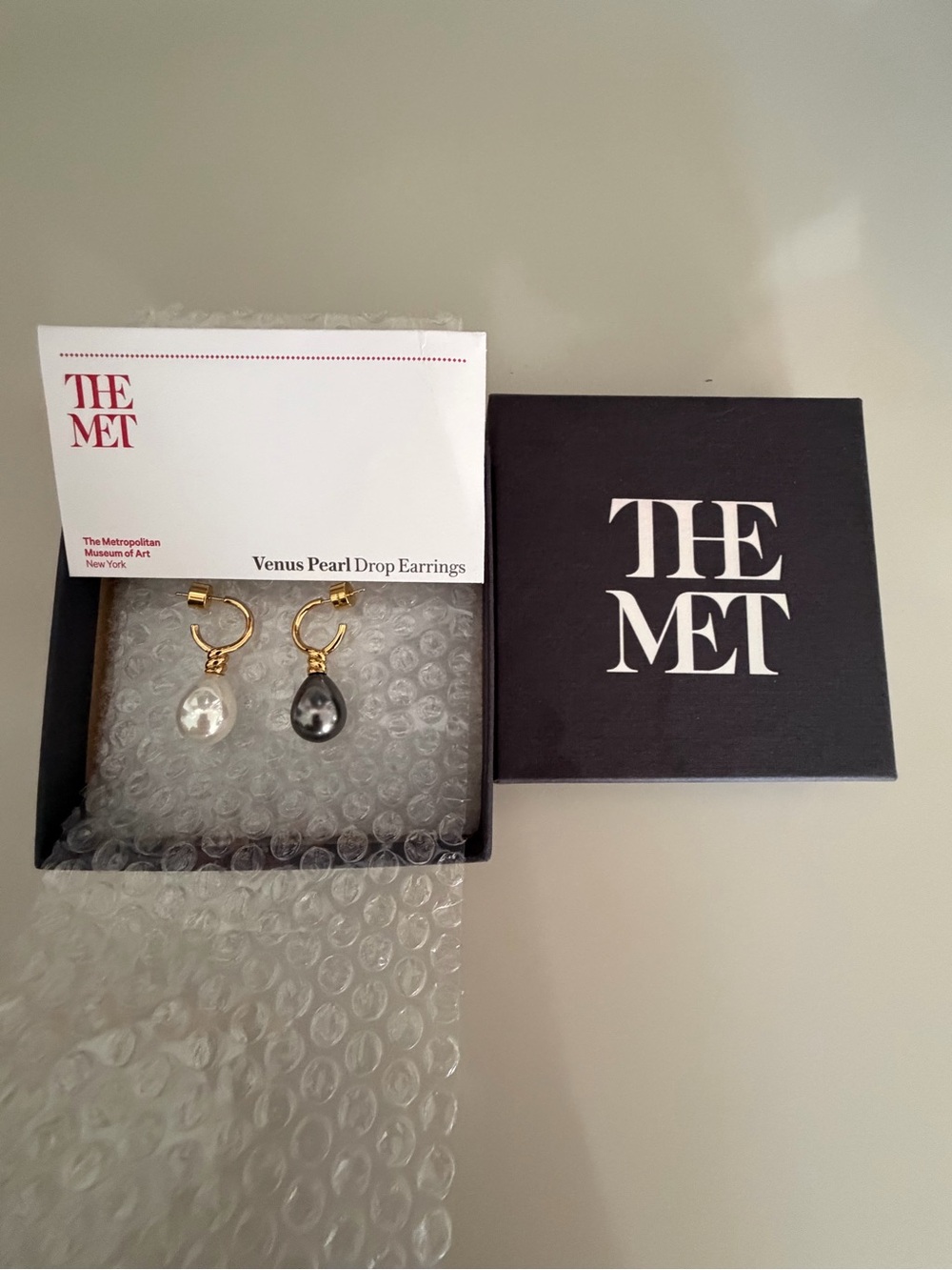 The Met Venus Pearl Drop Earrings — Gold with White and Black Pearls